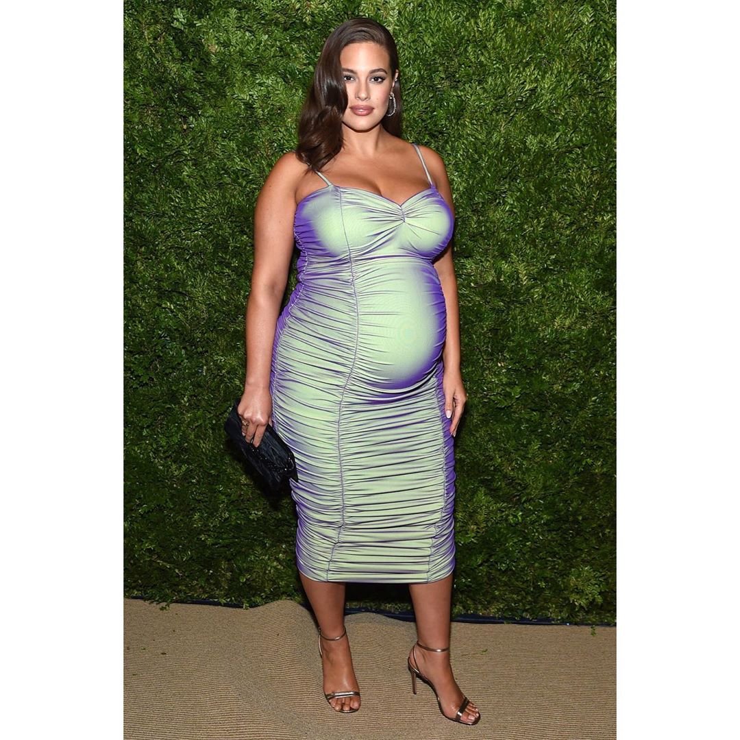 Топ-5 самих сміливих образів вагітної Ешлі Грем: від богині латексу до хижачки