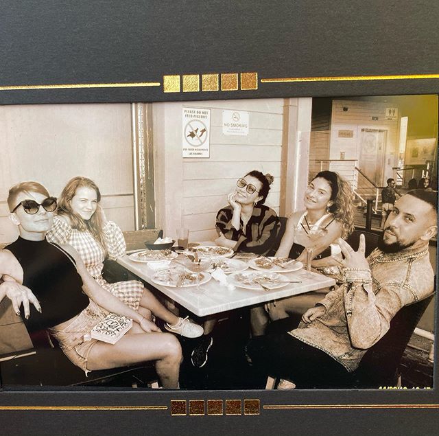 "Приклад для всіх": MONATIK зачарував рідкісним сонячним фото з дружиною в США