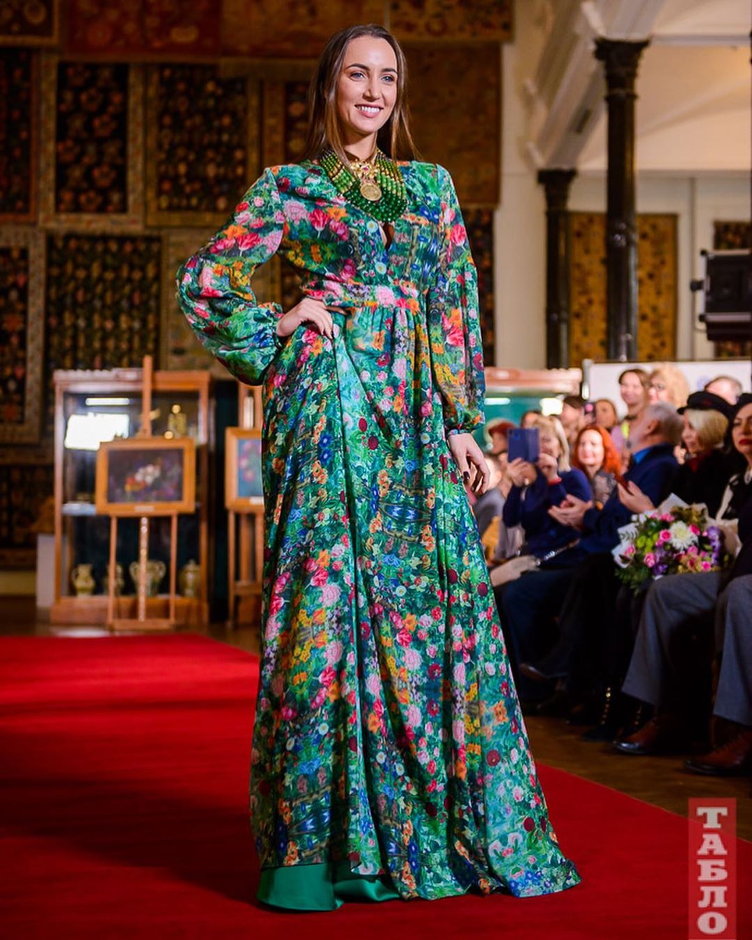 Украинская красавица: Анна Ризатдинова вышла на подиум в роскошном "цветочном" платье