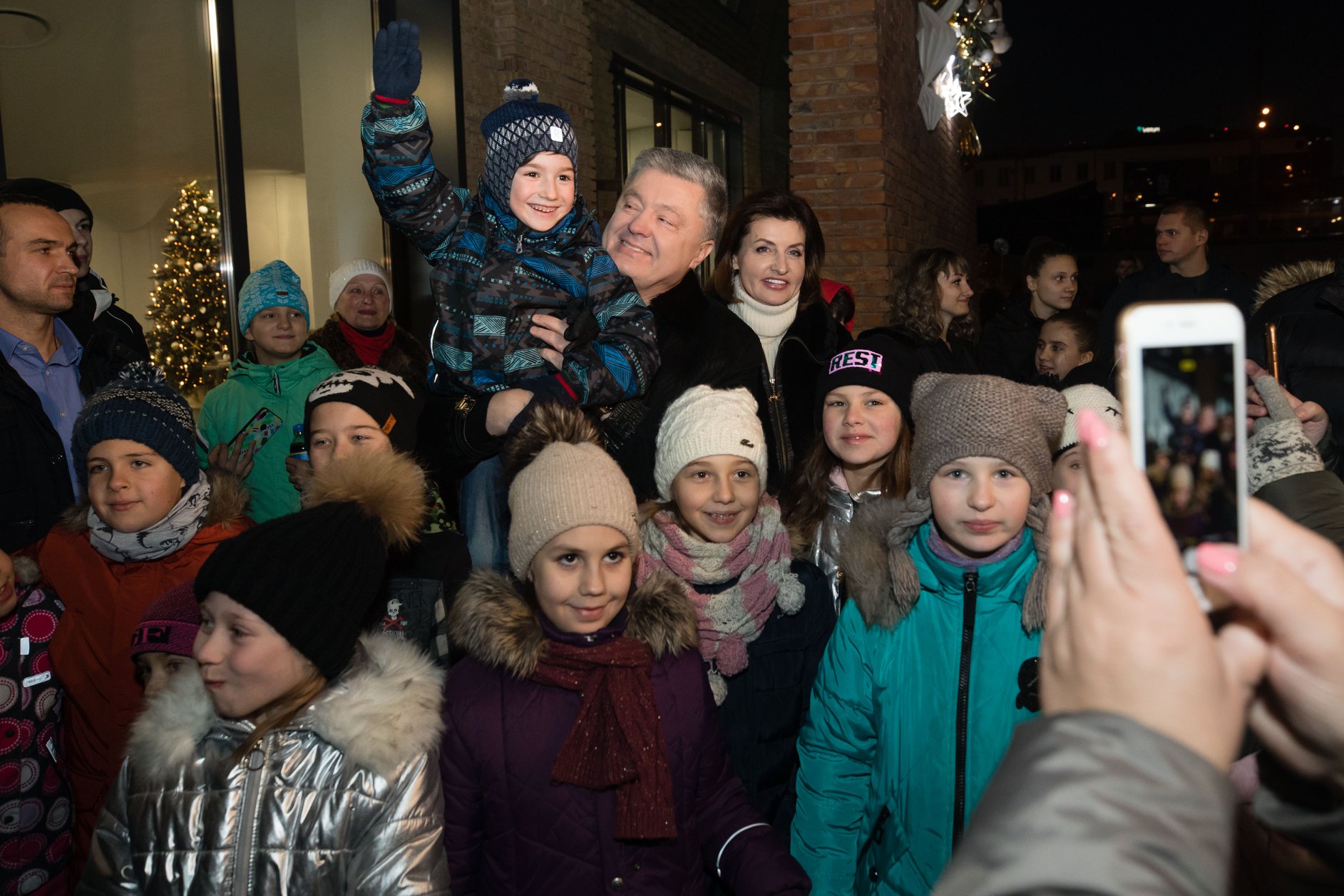 Петр и Марина Порошенко открыли новогоднюю елку в зимнем городке ROSHEN Winter Village