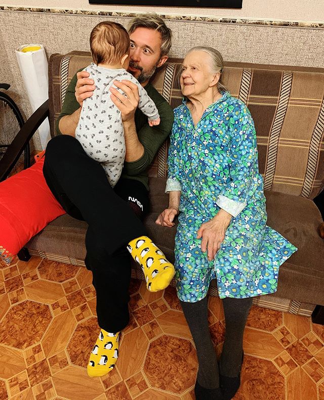 Очень похожи: Снежана Бабкина растрогала душевным фото сыночка с прабабушкой