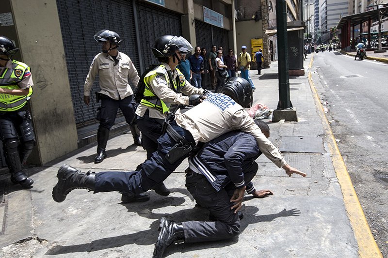 В Венесуэле на улицы вышли сотни демонстрантов