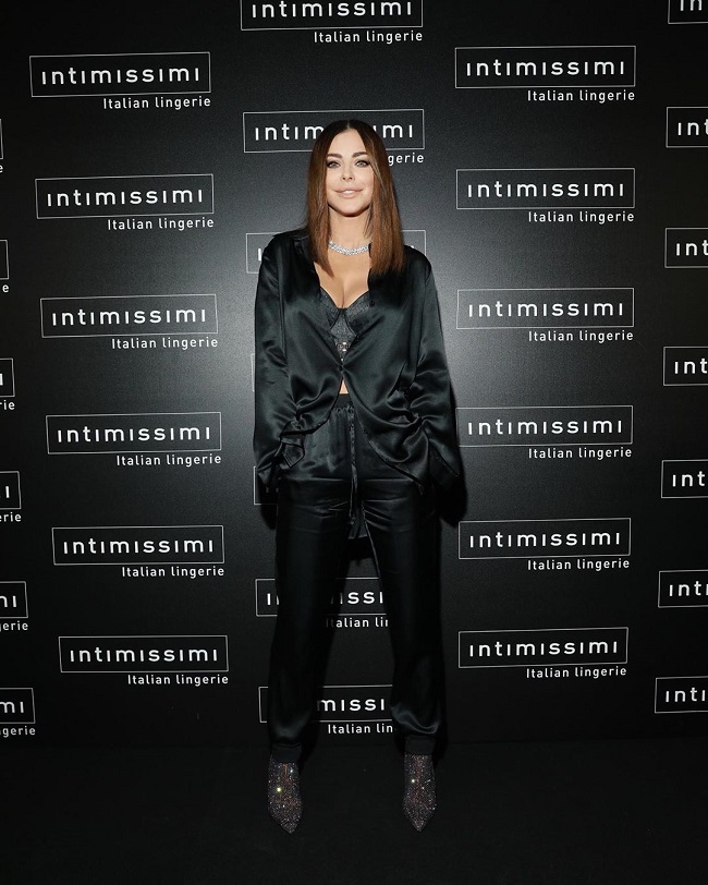 Ані Лорак засвітила пишні форми в одній білизні: відео та фото