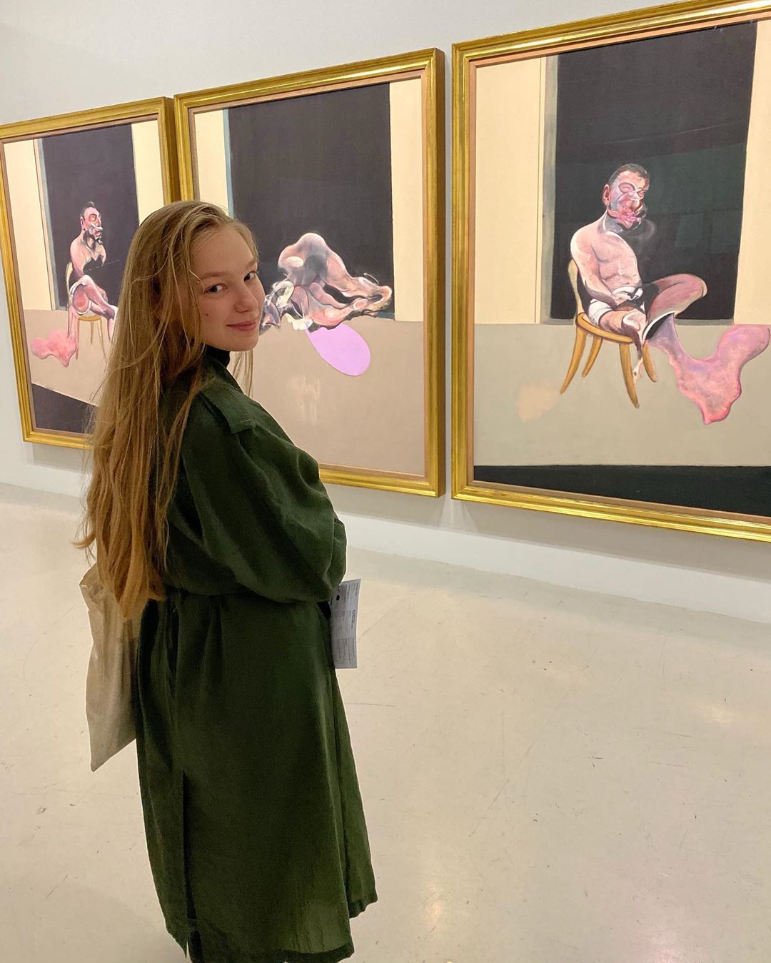 Стильна сімейка: Наталія Водянова в яскравому образі гуляє по Парижу з сестрою та сином