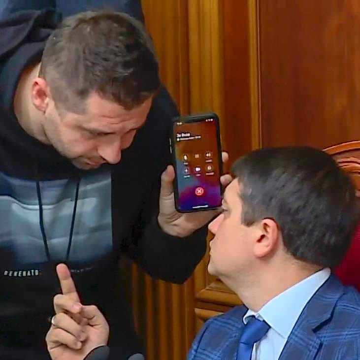 Так і залишилося: Арахамія зізнався, як Зеленський підписаний в його телефоні