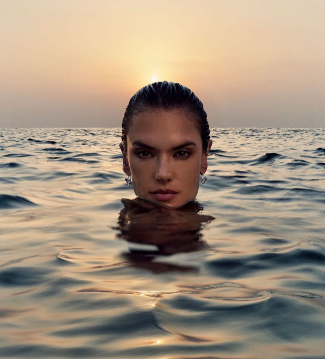 Соблазнительная русалка: Алессандра Амбросио снялась в &quot;мокрой&quot; съемке для глянца