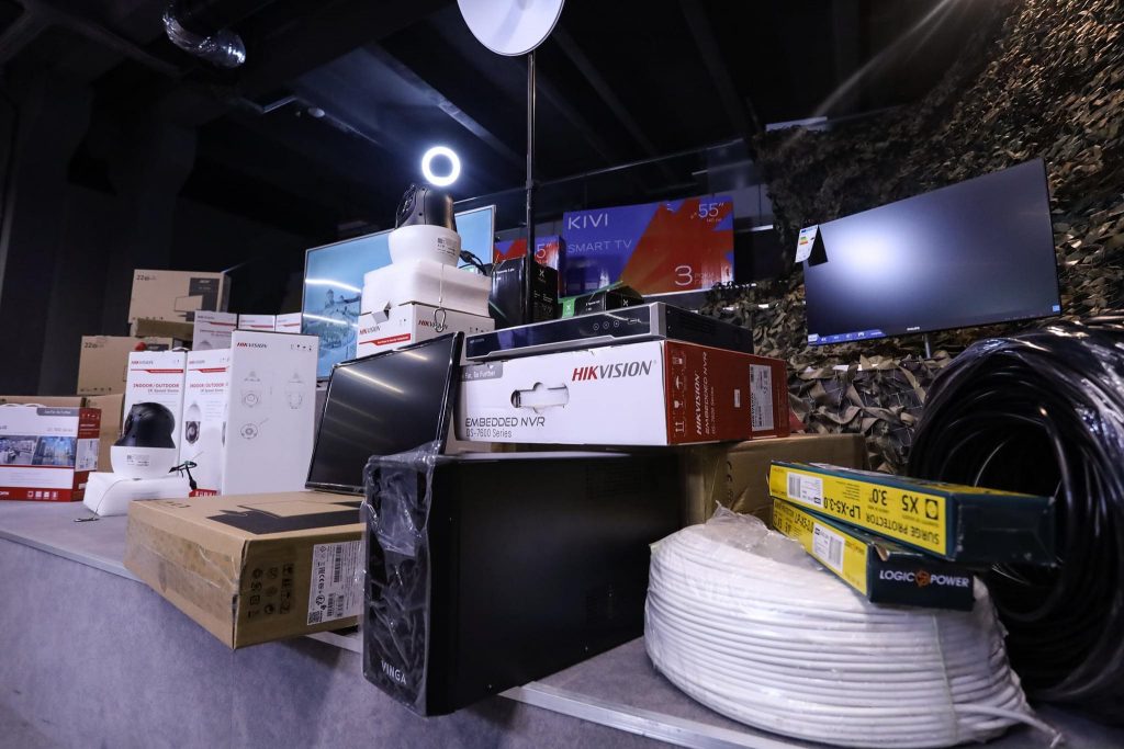 Порошенко передал на фронт третий комплект видеонаблюдения и оптической разведки