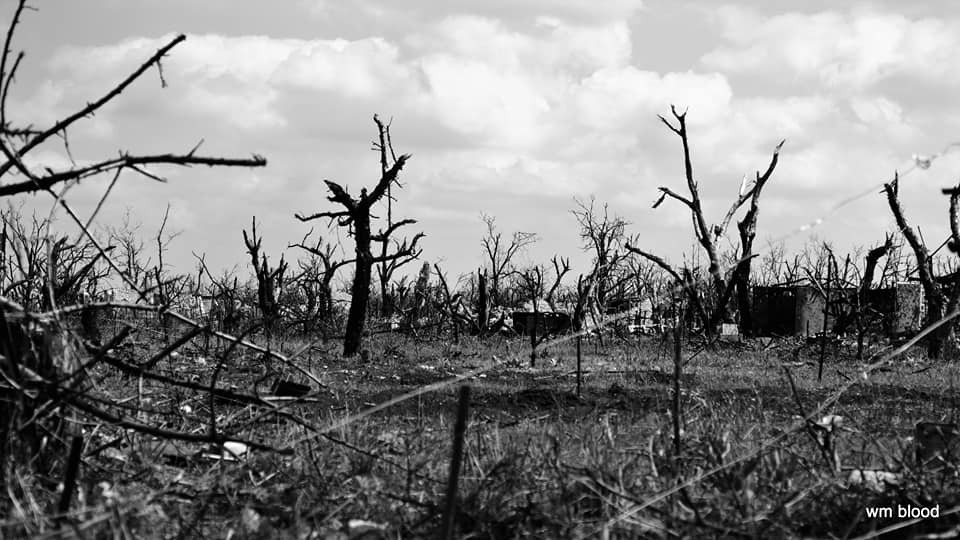 Відібрані життя і зламані долі: в мережі показали чорно-білу реальність Донбасу (фото)