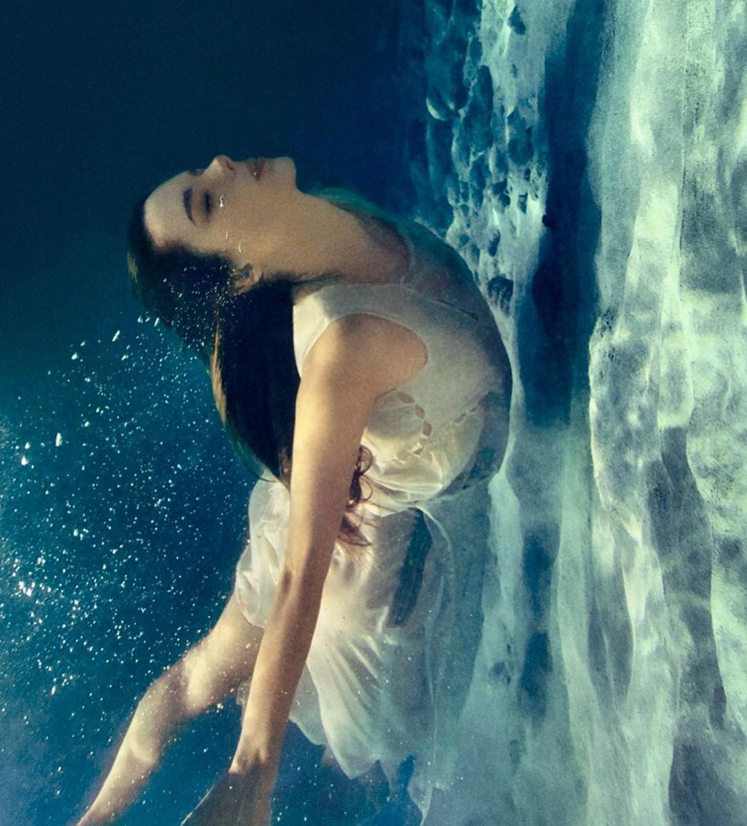 Соблазнительная русалка: Алессандра Амбросио снялась в &quot;мокрой&quot; съемке для глянца