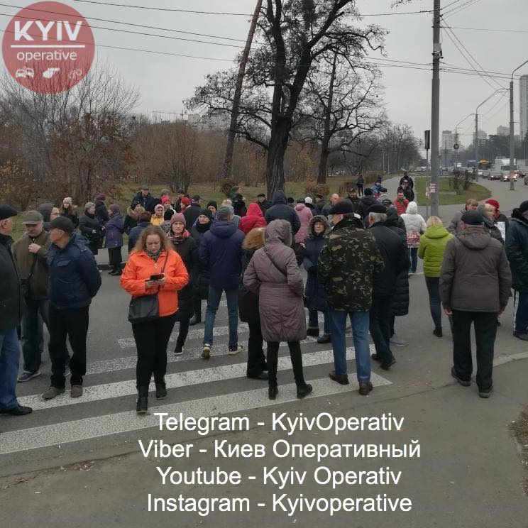 У Києві мешканці одного з будинків перекрили рух на проспекті Перемоги