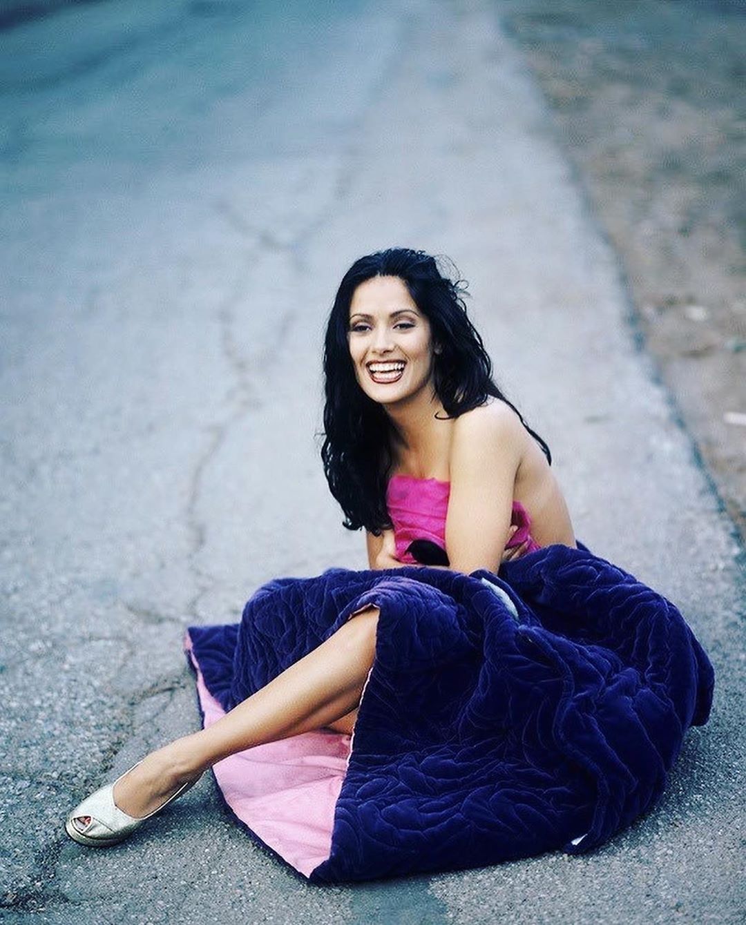 Она не меняется! Сальма Хайек показала редкие архивные кадры из молодости