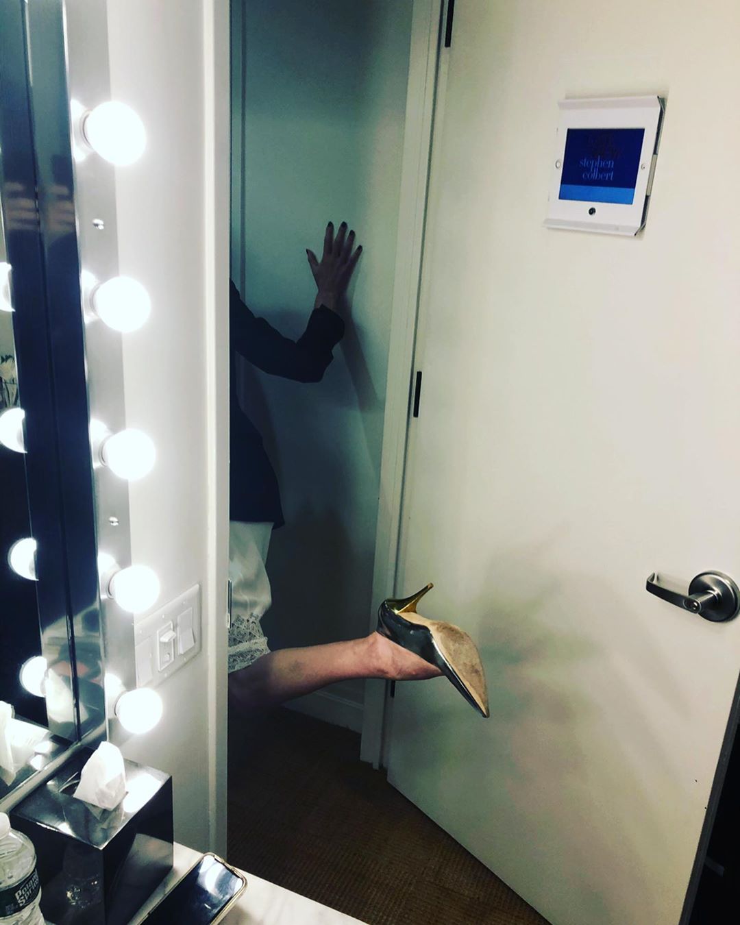 Женщина-мечта: 44-летняя Шарлиз Терон покорила стройной фигурой в стильном наряде