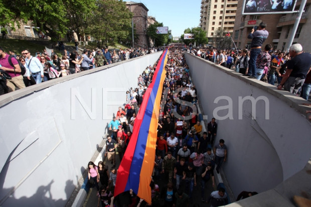 Участники протестов в Ереване направились к мемориалу &quot;Цицернакаберд&quot;