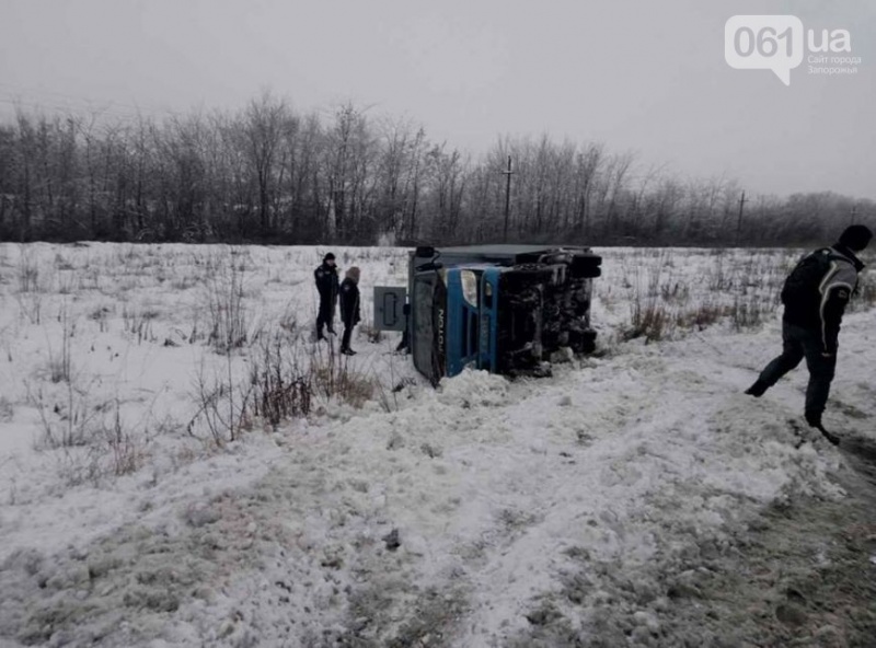 Під Запоріжжям перекинувся автозак з 11 ув'язненими