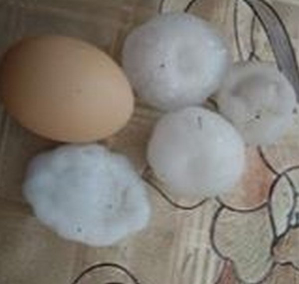 В Україні випав град-гігант: вражаючі фото і відео