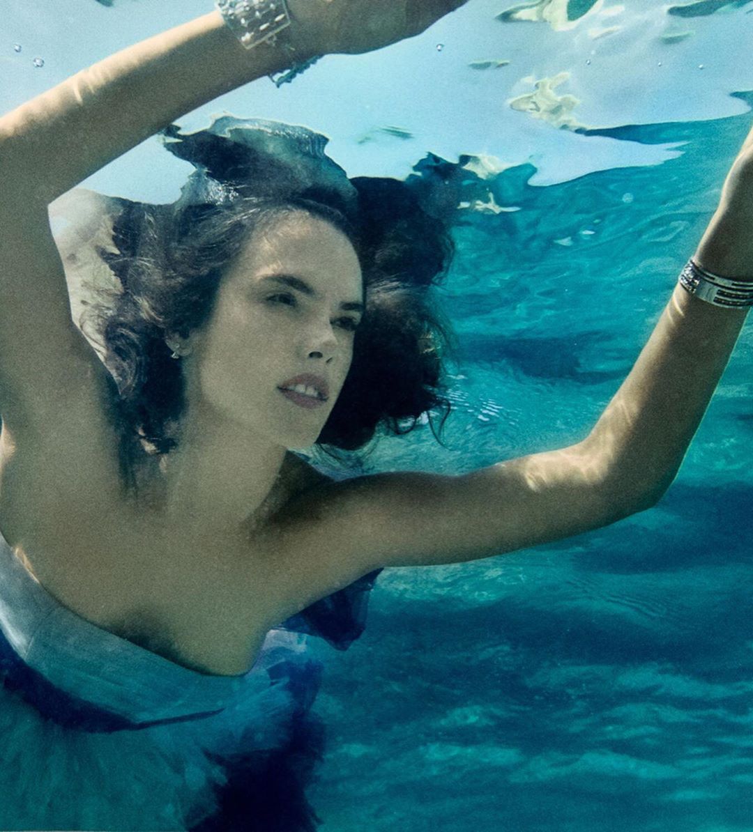 Соблазнительная русалка: Алессандра Амбросио снялась в &quot;мокрой&quot; съемке для глянца