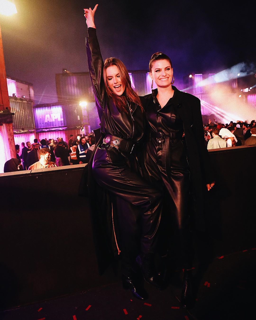 Девушка рокера: Алессандра Амбросио восхитила стройной фигурой в эффектном total look