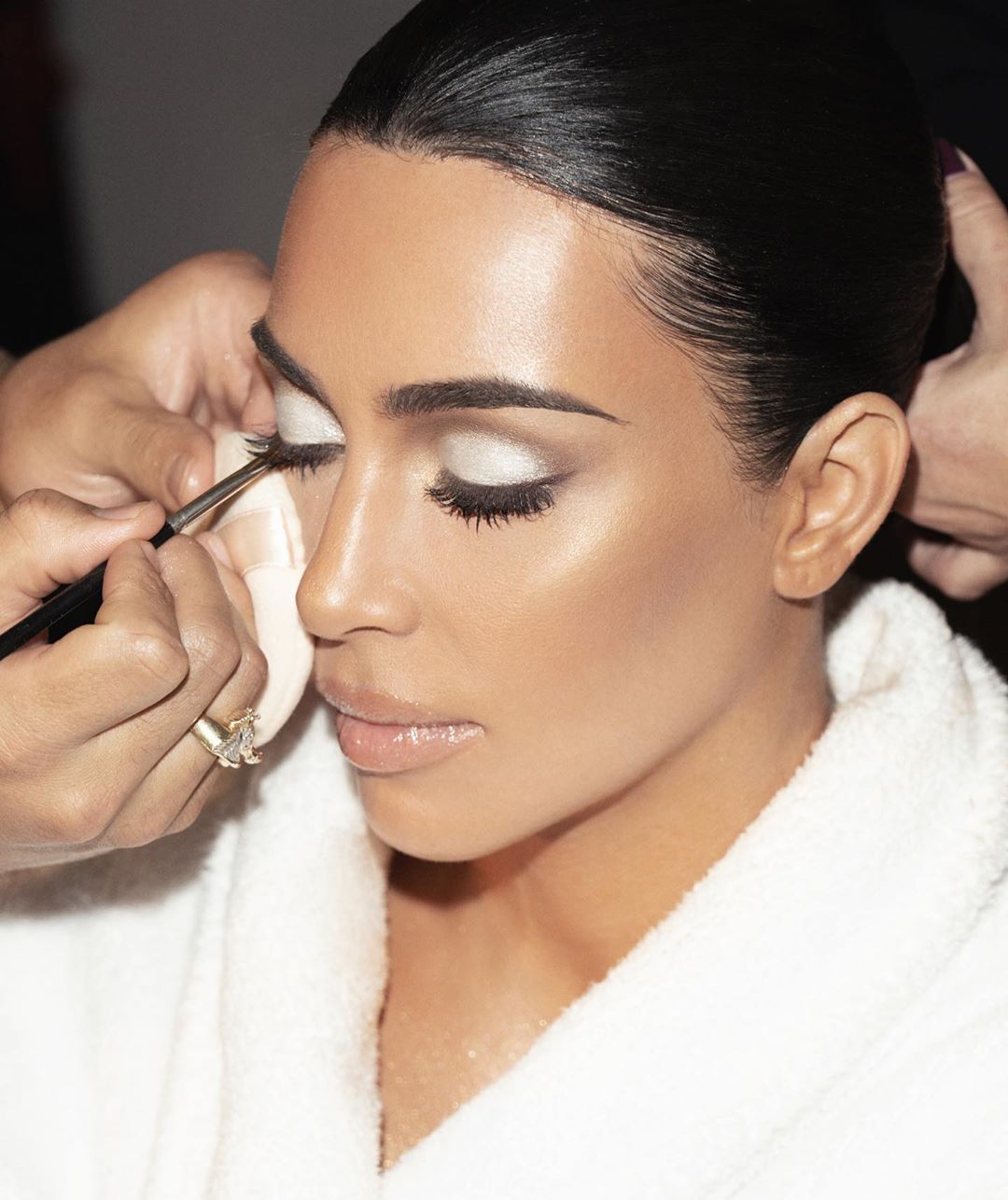 Снігова королева: Кім Кардашьян надихнула бездоганним святковим макіяжем