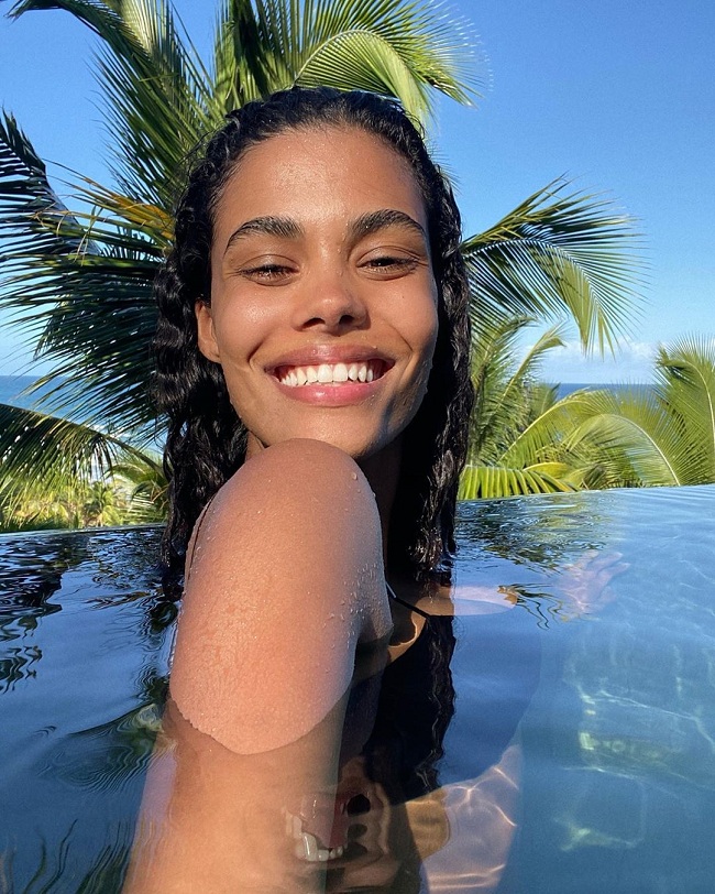 Полуголая в бассейне: Тина Кунаки блеснула пышными формами в крошечном бикини