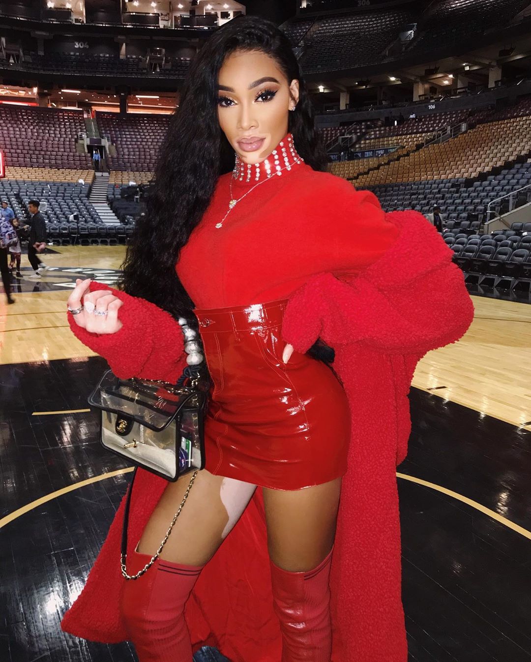 В красном латексе и ботфортах: Винни Харлоу показала безупречное тело в соблазнительном total look