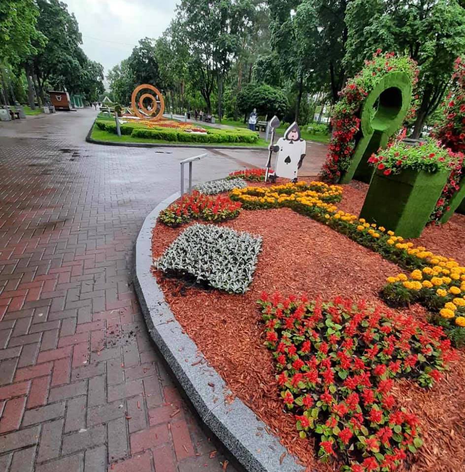 Красота Киева не нужна: вандалы испортили клумбу в парке &quot;Победа&quot;