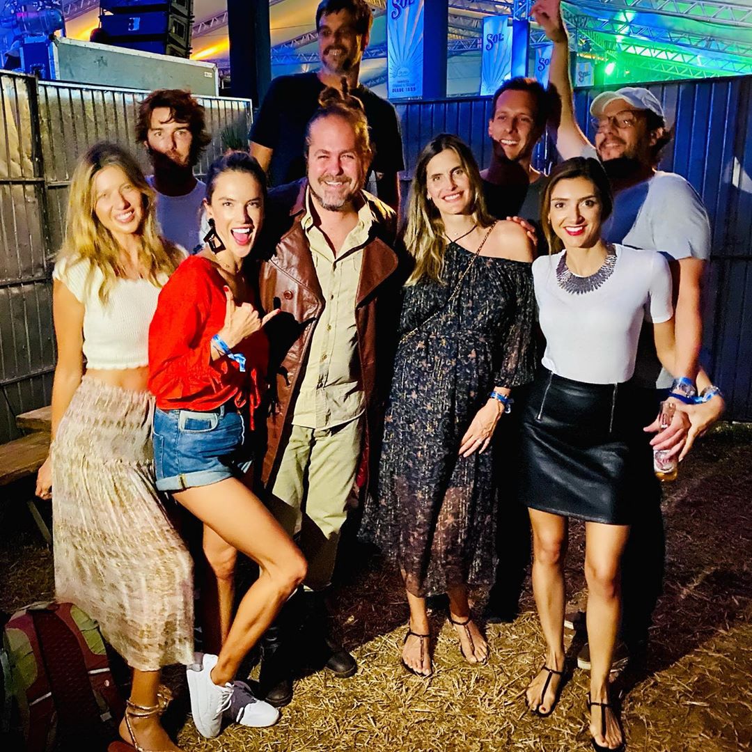 У крихітних шортах і яскравому топі: Алессандра Амбросіо похвалилася стрункими ногамі і тонкою талією