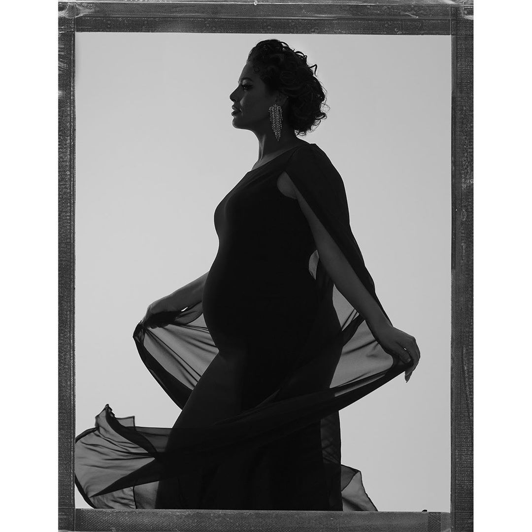 Стильная мамочка: беременная Эшли Грэм показала пышные формы в эффектных образах