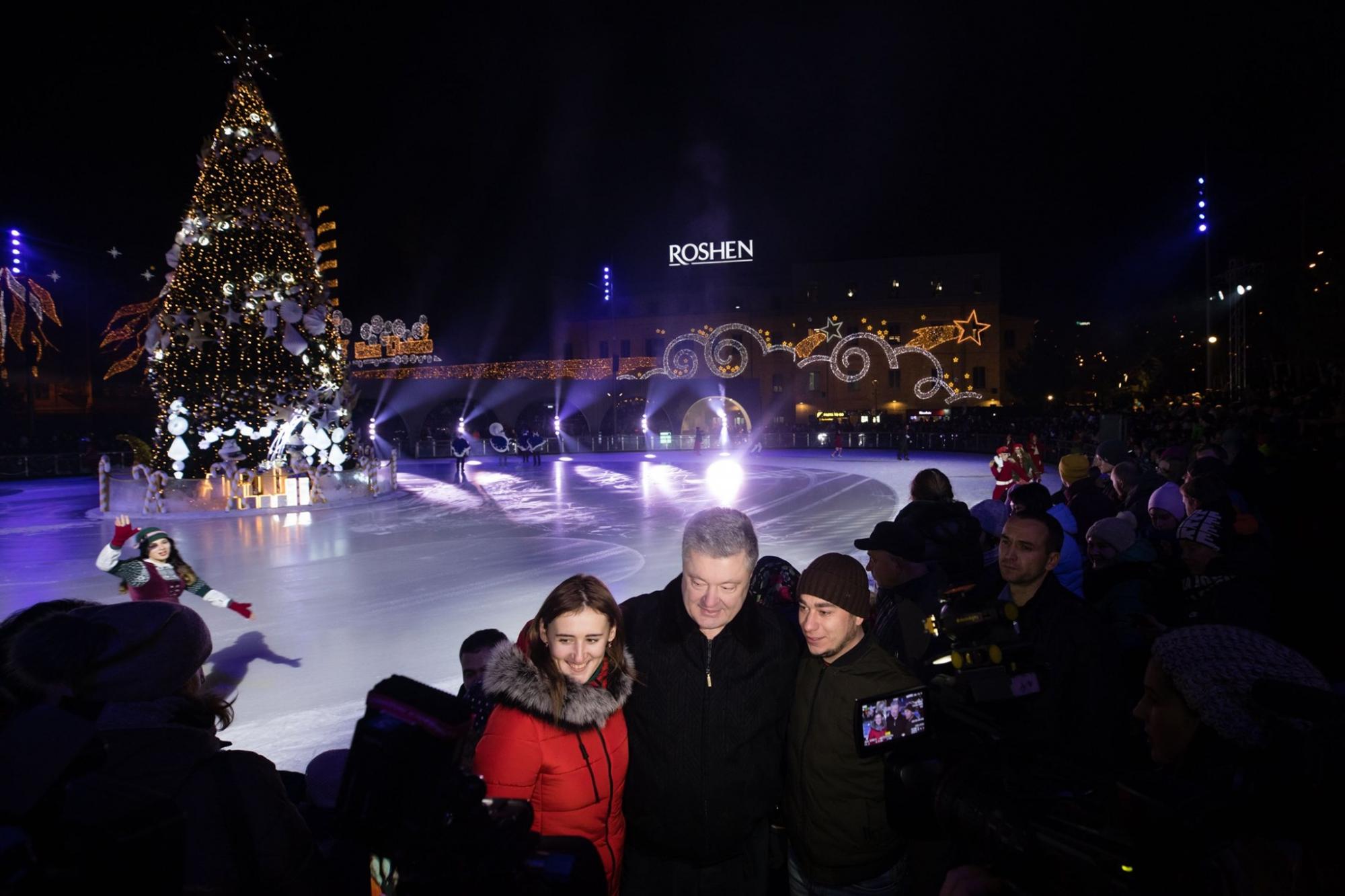 Петр и Марина Порошенко открыли новогоднюю елку в зимнем городке ROSHEN Winter Village