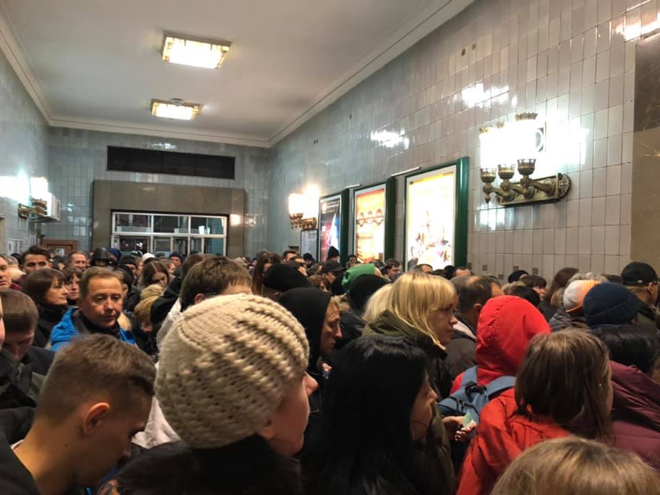 Прямо в час пик: в метро Киева произошло ЧП