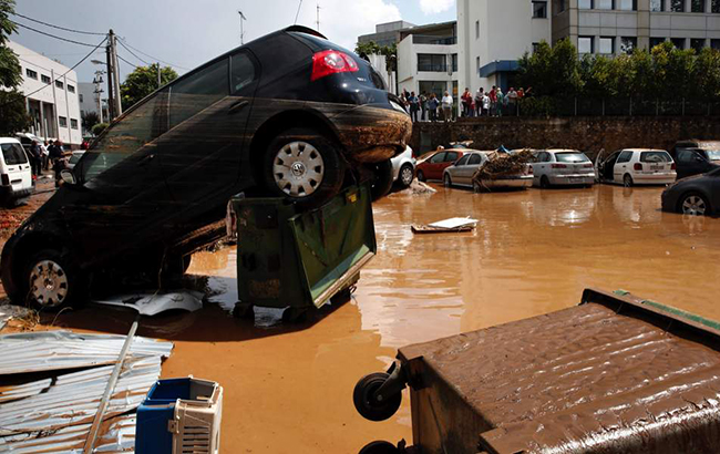 Біля Афін від сильних злив затопило дороги і авто
