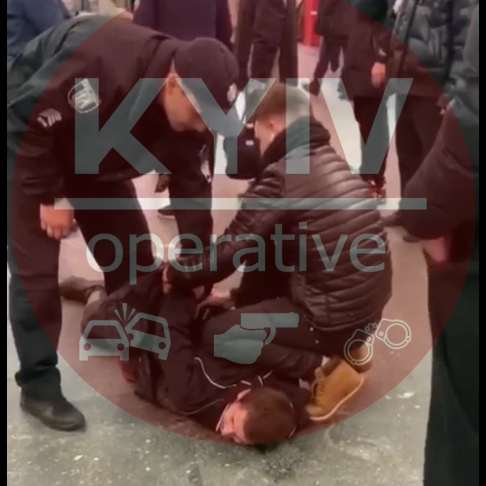 ЧП в метро Киева: пассажиры устроили самосуд над грабителем (видео)