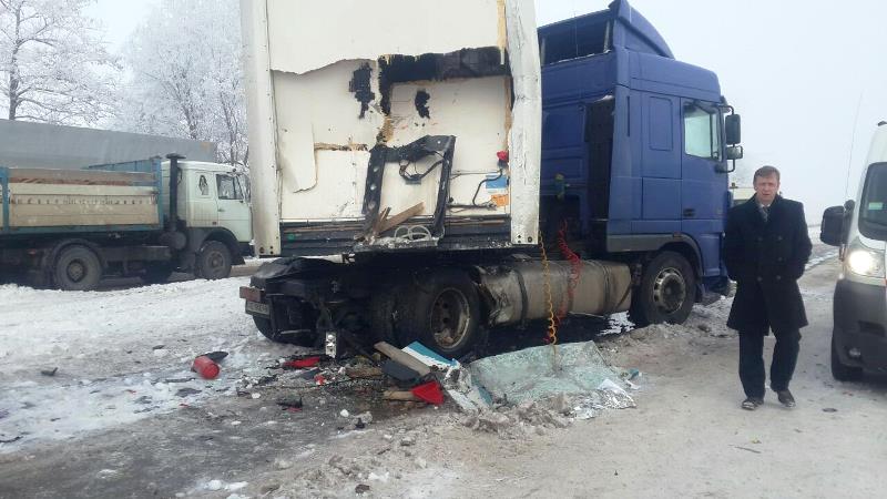 у Житомирській області вантажівка зіткнулася з рейсовим автобусом 2
