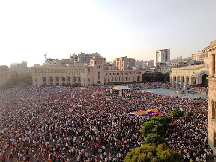 В Ереване десятки тысяч людей вышли на митинг по случаю 100 дней правительства Пашиняна