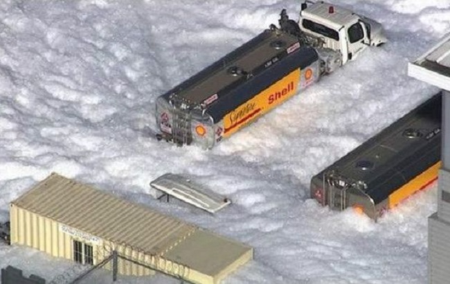 У США вулиці біля аеропорту Каліфорнії затопило протипожежною піною