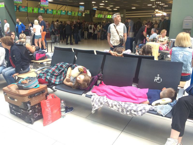 Затримка рейсів в аеропорту &quot;Київ&quot;: понад 170 пасажирів заселені в готелі