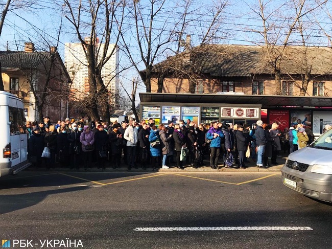 Україна занурилася в транспортний колапс: по 10 людей і всі в масках