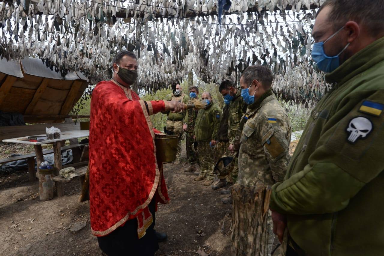 Украинские боевики встретили Пасху на Донбассе: впечатляющие фотографии