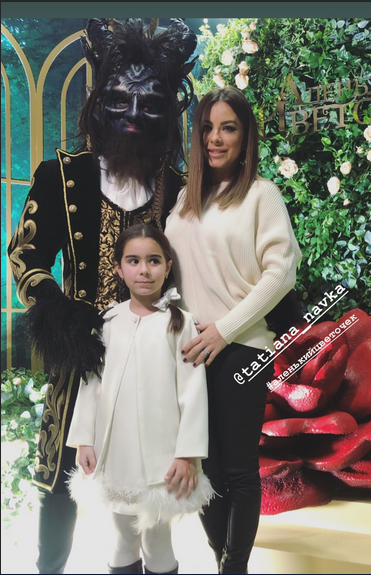 Ани Лорак научила дочь позировать перед журналистами