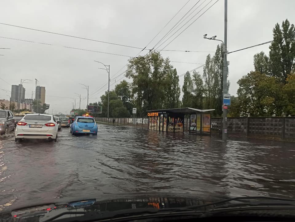 Авто ныряют по фары, транспорт стал: Киев поплыл после ливня (фото и видео)