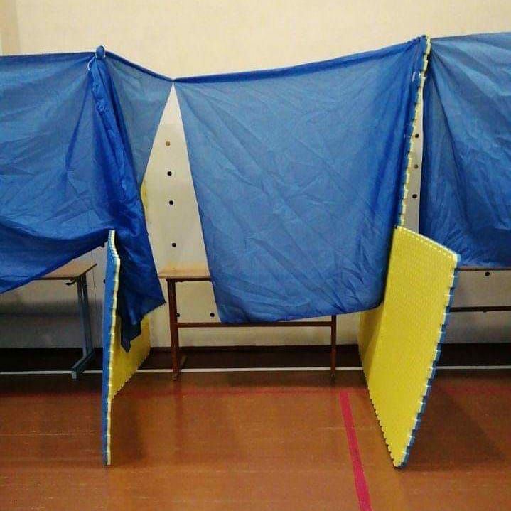 Антиковідна кабінка і голосування під драбинами: найкращі курйози на місцевих виборах