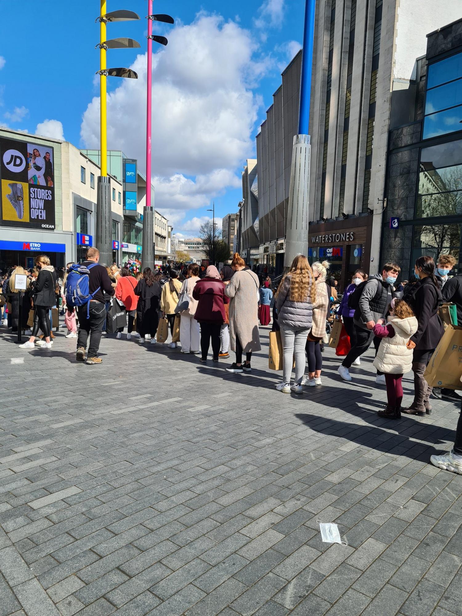 Британці наповнили паби і перукарні після ослаблення карантину: фото та відео з вулиць &quot;вільних&quot; міст