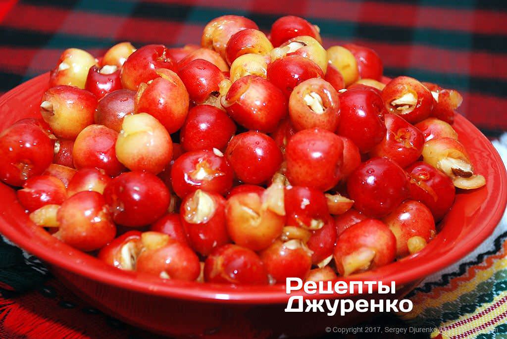 Кулинар раскрыл секрет варенья из черешни, добавив в ягоды особый ингредиент