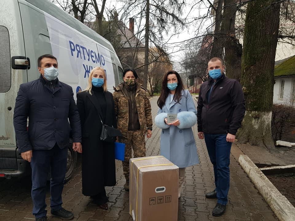 У лікарні на західній Україні привезли кисневе обладнання від Фонду Порошенка