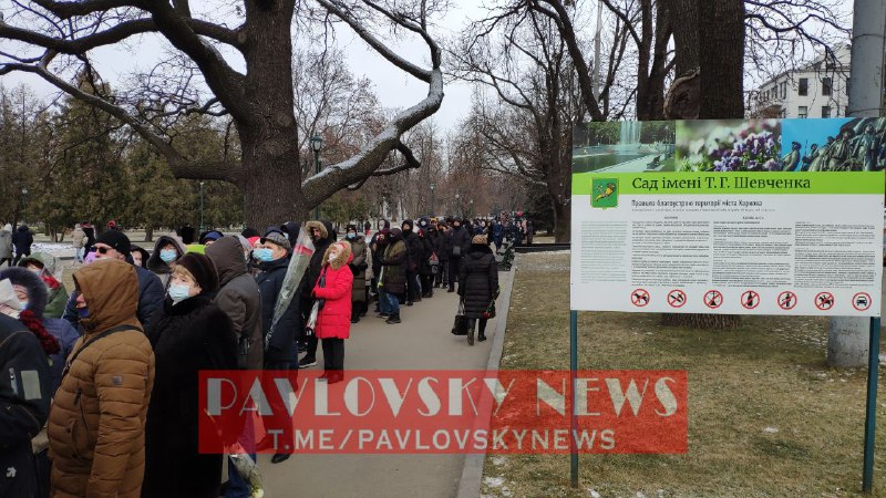 Харків прощається з Кернесом: величезні черги та море квітів (фото)