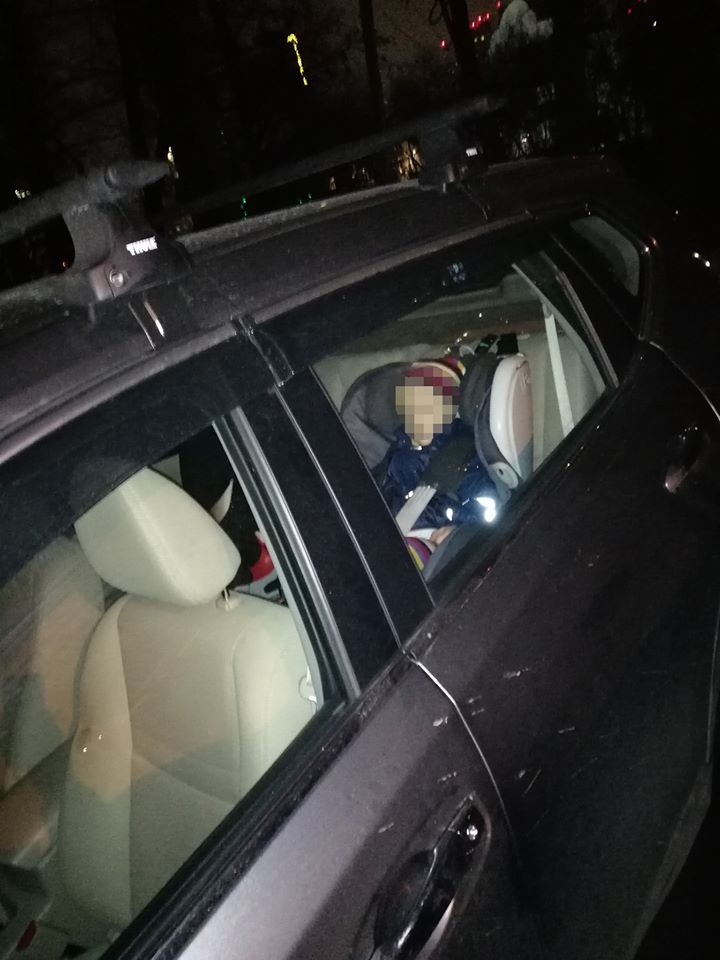 У Києві горе-мати замкнула дитину в машині: жінку шукали всім районом