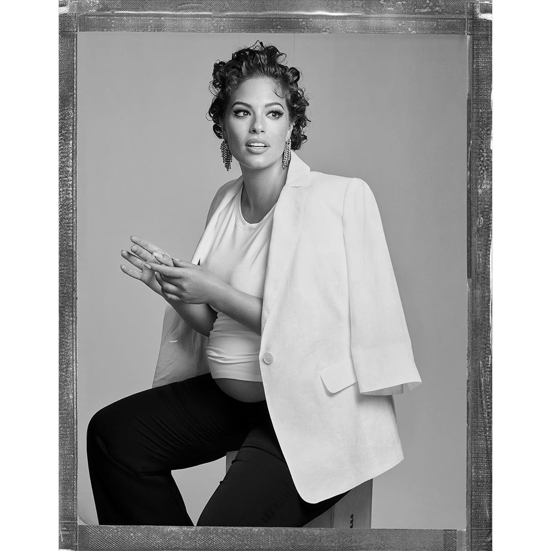 Стильная мамочка: беременная Эшли Грэм показала пышные формы в эффектных образах