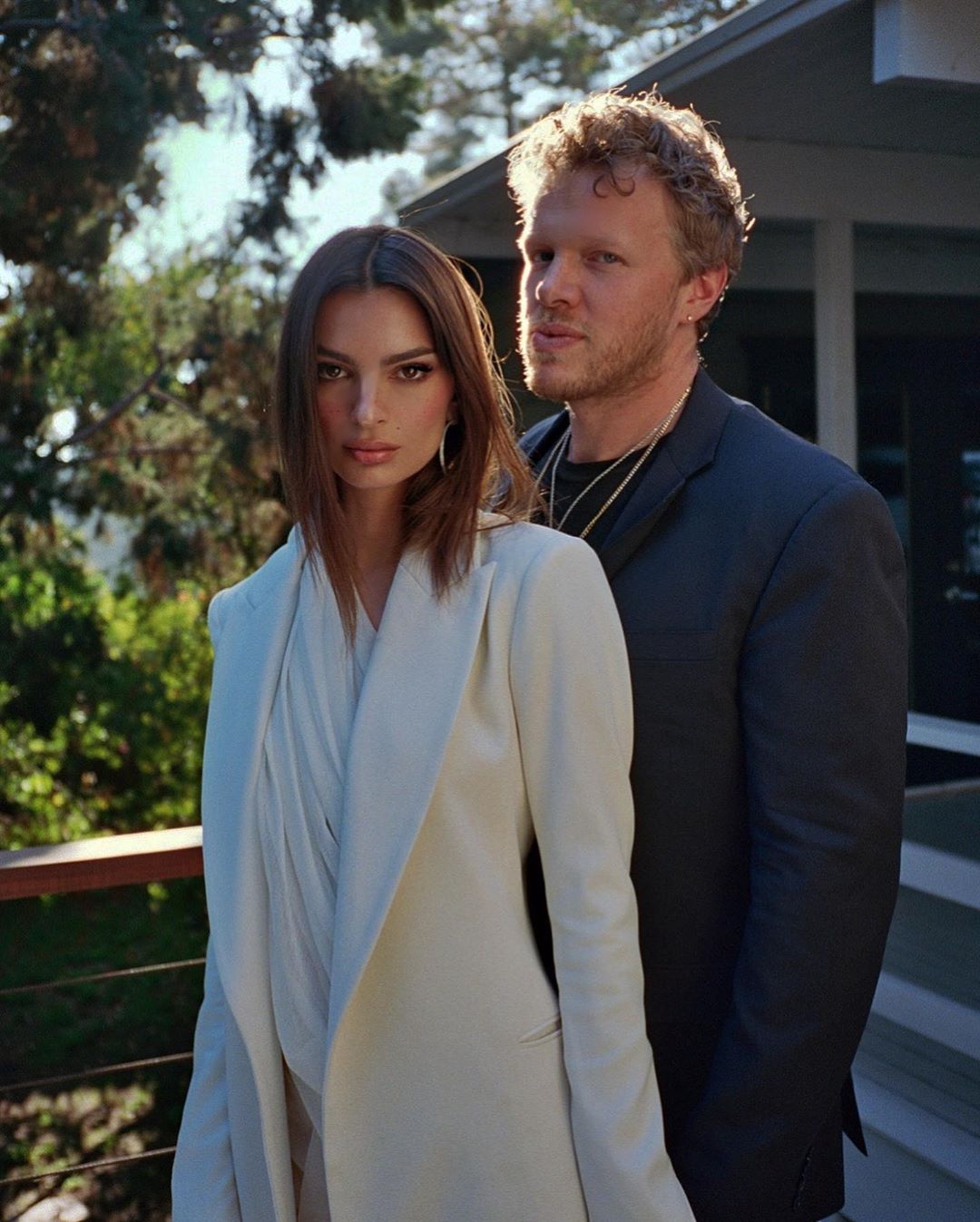 В пир и в мир: Эмили Ратаковски демонстрирует два безупречных образа в разных стилях