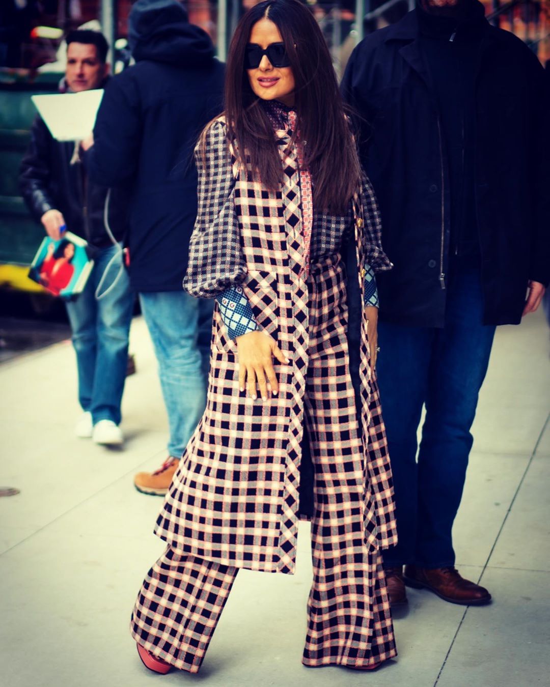 Стройная и стильная: Сальма Хайек демонстрирует идеальную фигуру в трендовых вещах сезона