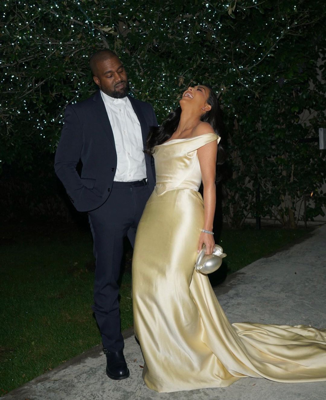 Словно жених и невеста: Ким Кардашьян вышла в свет в роскошном платье и под руку с мужем