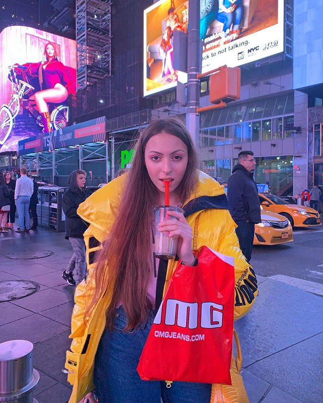 Яркая и счастливая: дочь Поляковой показала трендовый стрит-стайл образ в Нью-Йорке